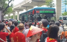 Hình ảnh khách đi xe buýt đông hiếm gặp ở Hà Nội