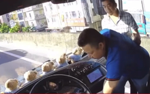 Truy tìm người đàn ông rút chìa khoá xe rồi bỏ đi khiến hành khách phơi nắng suốt 1 giờ