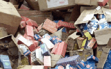 Đột kích một khu chợ, công an triệt phá đường dây buôn bán hàng hóa giả quy mô hơn 25 tỷ đồng, tịch thu một loạt thuốc và mỹ phẩm nhập lậu