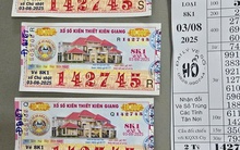 Người mẹ được các con "hộ tống" đi đổi vé số trúng giải độc đắc