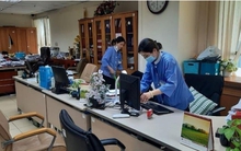 Nghề tay trái hái ra tiền chốn công sở: Chị lao công kiêm shipper chuyên nghiệp, sảnh văn phòng thành 'xóm chợ online'