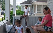 'Tôi đã sai ở đâu?' - Giọt nước mắt của bà mẹ mất trợ cấp vì thu nhập tăng vài USD: Nỗi đau 'giấc mơ Mỹ' dai dẳng