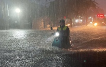 Mưa lớn bất ngờ đổ xuống TP HCM, nhiều tuyến đường đang ngập sâu, xe chết máy