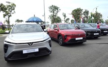 VinFast chính thức bàn giao mẫu MPV Limo Green đầu tiên cho khách hàng: giá 749 triệu đồng, trang bị xịn xò đe dọa Xpander, XL7, Veloz Cross