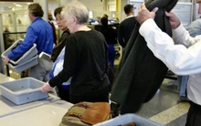 Vì sao qua cửa an ninh sân bay phải cởi giày, thắt lưng và đồng hồ?