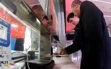 Bảo vệ lương 5 triệu đồng/tháng nhưng xem livestream tặng quà đến 430 triệu đồng: Cảnh sát điều tra phát hiện hành động lạ vào mỗi đêm ở công ty