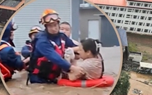 Cùng mắc kẹt trong nước lũ, cảnh chồng đề nghị cứu vợ mình trước gây xúc động