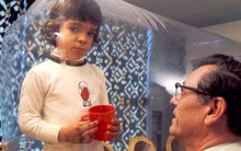 “Cậu bé bong bóng” sống cả đời trong buồng nhựa, không thể giao tiếp với thế giới bên ngoài đã trải qua những gì?