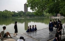 Láng giềng Việt Nam đau đầu vì nhiều người trẻ mắc kẹt trong vòng xoáy nợ nần, bất lực vay tiền khắp nơi