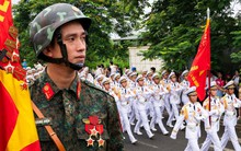 Người dân Hà Nội đứng kín thao trường, cổ vũ những bước chân hào hùng của các chiến sĩ đang chuẩn bị nhiệm vụ A80