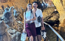 MC Huyền Trang Mù Tạt tay trong tay với cầu thủ nổi tiếng đi du lịch, loạt ảnh "tình bể bình" gây sốt