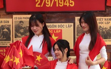 Hà Nội đang bước vào "mùa đẹp nhất": Nhiều quán cà phê rực sắc đỏ tự hào, ai ai cũng háo hức chụp ảnh kỷ niệm trước thềm 2/9