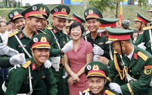 MC Thảo Vân khui trúng "sít rịt" khi đứng giữa dàn chiến sĩ 1m8 đang tập luyện A80