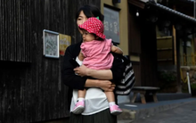 Khủng hoảng dân số ở Nhật Bản: Cứ 1 trẻ em được sinh ra là có 2 người qua đời