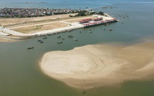 Tàu thuyền gặp khó khi ra, vào cảng cá được đầu tư gần 300 tỉ đồng vì luồng lạch bị bồi lắng