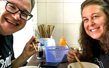 Khách Tây nhận xét: Việt Nam có món bún mà chỉ ăn 1 miếng thôi đã cảm thấy "như được khai sáng"