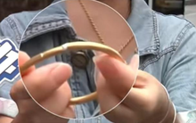 Chi 45 triệu đồng mua vòng vàng, người phụ nữ đi bán lại mới biết lõi bên trong toàn bạc, cửa hàng tuyên bố: “Chúng tôi chưa từng bán thứ này”