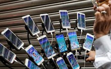 Công an đột kích 4 phòng livestream chứa hơn 20 chiếc điện thoại sáng suốt ngày đêm: phanh phui đường dây bán hàng giả trị giá 11 tỷ đồng, tịch thu 10.000 món đồ nhái