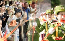 Sáng Hà Nội hào hùng với màn diễu hành quanh hồ Hoàn Kiếm, người dân nô nức "đội nắng" đi xem