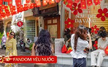 Khách nước ngoài thích thú chụp ảnh dưới bầu trời cờ hoa Hà Nội, phố phường rộn ràng trước thềm 2/9