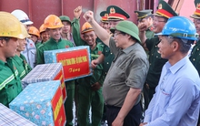 Thủ tướng kiểm tra tiến độ cầu Phong Châu, dự kiến thông xe vào tháng 10-2025