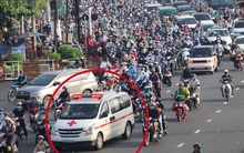 Hình ảnh xe cứu thương "chật vật" di chuyển trên Quốc lộ 13