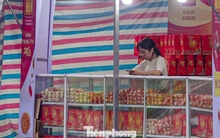 Bánh trung thu 'đổ bộ' khắp phố, tưởng không ế mà... ế không tưởng