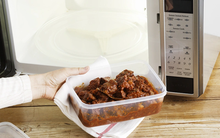 Dùng lò vi sóng hâm nóng đồ nhựa có gây ung thư?