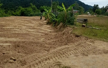 San đất để làm vườn, người dân Việt Nam phát hiện vật hình hộp màu xanh lạ, chuyên gia xác nhận báu vật hiếm có 600 năm tuổi