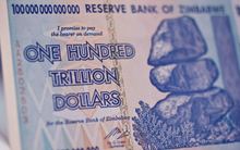 Đồng tiền mất giá, người dân Zimbabwe lâm vào cảnh ‘tiền nhiều để làm gì’