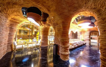 ”Dở khóc dở cười”: Địa điểm du lịch hút khách giống hang động nhưng thực chất là nhà vệ sinh công cộng