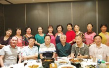 Họp lớp được hỏi lương, tôi định nói 200 triệu đồng/tháng thì vợ trả lời thay: “Chục triệu đủ ăn”, về nhà bị loại khỏi nhóm chat nhưng hài lòng