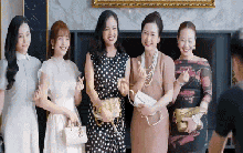 Túi hiệu của 4 "phú bà" trong phim giờ vàng: Bị đồ là "mượn của Phương Oanh"