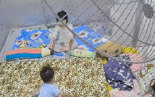 Khoảnh khắc chị cả dỗ em khóc, cộng đồng mạng khen hết lời: Đúng là "ruộng sâu trâu nái, không bằng con gái đầu lòng"