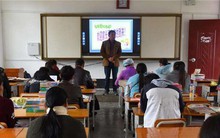 Nhìn 32 đôi tất của học sinh trong lớp, giáo viên phán: "Tôi biết tương lai của em nào bừng sáng, em nào tối sầm rồi!"