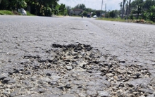 Đường hơn 1.800 tỷ ở Đà Nẵng mới thảm nhựa đã bong tróc, vá chằng vá đụp