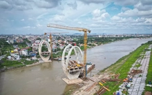 Lạ mắt kiến trúc cây cầu qua sông Đuống sắp về đích