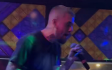 Siêu sao toàn cầu phá sản rồi "flop" đến mức về Việt Nam hát karaoke dạo?