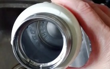 Đừng coi thường: Bình giữ nhiệt dễ là "ổ vi khuẩn", uống 1 ngụm như nuốt bệnh vào người, rất nguy hiểm!