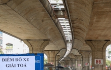 Loạt bãi xe dưới gầm cầu Vĩnh Tuy treo biển 'giải tỏa' sau vụ cháy 500 xe máy