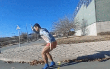 Đi giày cao gót và chạy lùi 100 mét: Người đàn ông lập kỷ lục thế giới mới, còn về sức khỏe thì sao?