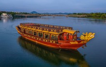 Thương hiệu Việt “trình làng” BST mới trên ngự thuyền Huế, đưa nghệ thuật thêu cung đình vào loạt mẫu váy cưới ấn tượng