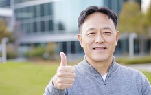 Bài phát biểu "chạm nỗi lòng tuổi trung niên", 700 người cười nghiêng ngả: Hãy yêu thương bản thân đi, vì "linh kiện" thay thế đắt cắt cổ, mà... hết hàng từ lâu rồi!