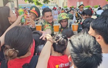 VIDEO: Giây phút trùng phùng giữa chiến sĩ và người thân sau A80 khiến ai cũng xúc động