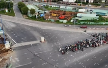 Vạch kẻ chằng chịt, người dân như đi vào mê trận ở nút giao lớn nhất TPHCM