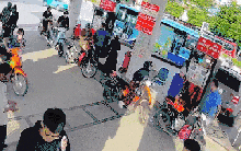 Kinh hoàng cảnh Mercedes lùi trúng cột bơm xăng, lửa bùng cháy bao trùm người và xe