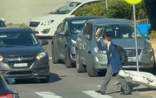 Cảnh tượng khó tin trước cổng trường gây bão: Học sinh ở đây làm gì thế này?