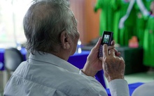 Xúc động cụ ông 91 tuổi dùng "cục gạch" chụp ảnh cháu gái trong lễ tốt nghiệp