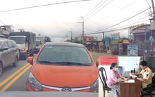 Lái ô tô ngược chiều, lại không chịu nhường đường còn dùng điện thoại ghi hình: Nữ tài xế nói lý do