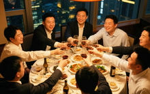 Đi họp lớp, tôi bị “tổng tài” cười nhạo làm bảo vệ, lúc tan tiệc tất cả sượng trân khi biết con tôi là ai!